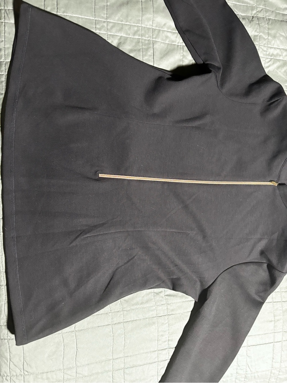 Jaanuu Scrub Top Black, Gold Zipper Back Tear drop front two pockets rare nwt
